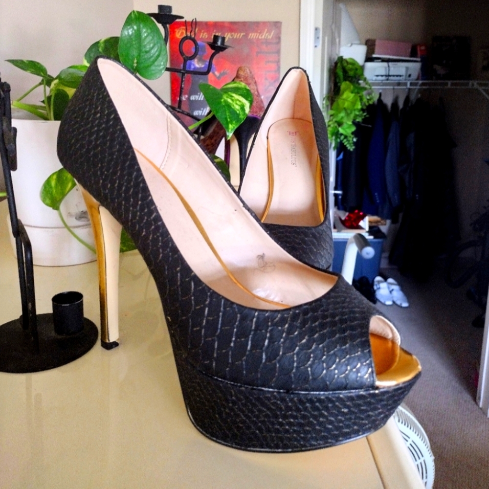JUST FAB: Black Faux Snake Skin, Gold Stiletto Heel, Peep Toe Size 11 (FLAWLESS)